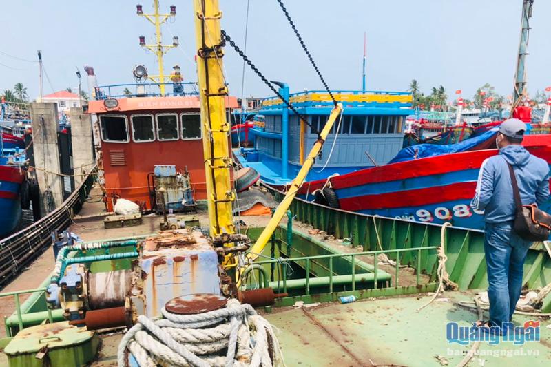 Tàu Biển Đông 01 được đóng theo Nghị định 67 của ngư dân Võ Văn Hân, ở xã Bình Châu (Bình Sơn), đã đưa ra bán đấu giá để thu hồi nợ.