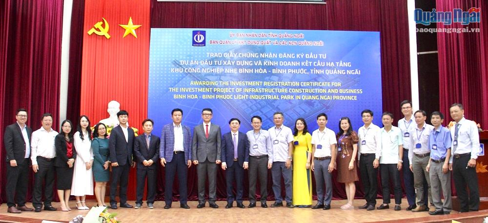 Ban Quản lý KKT Dung Quất và các KCN tỉnh chụp ảnh lưu niệm với các đại diện nhà đầu tư tại lễ trao giấy chứng nhận đầu tư.