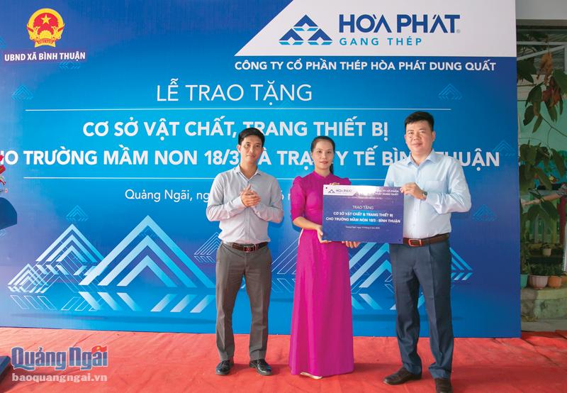 Đại diện lãnh đạo Công ty CP Thép Hòa Phát Dung Quất trao bảng tượng trưng hỗ trợ cơ sở vật chất và trang thiết bị cho Trường Mầm non 18/3 xã Bình Thuận (Bình Sơn). 