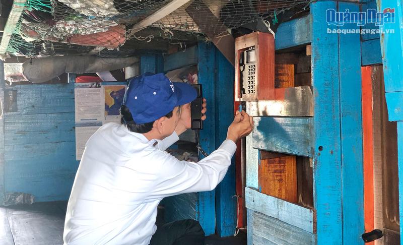Cán bộ Chi cục Thủy sản tỉnh kiểm tra tình trạng thiết bị giám sát hành trình trên tàu cá của ngư dân.