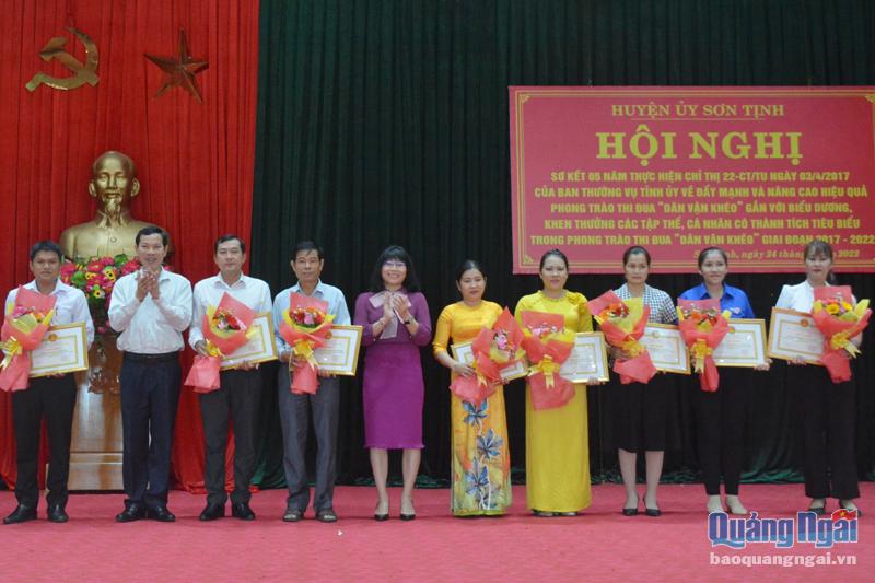 Lãnh đạo tỉnh và huyện Sơn Tịnh tặng giấy khen cho tập thể có thành tích tiêu biểu trong phong trào thi đua “Dân vận khéo”.