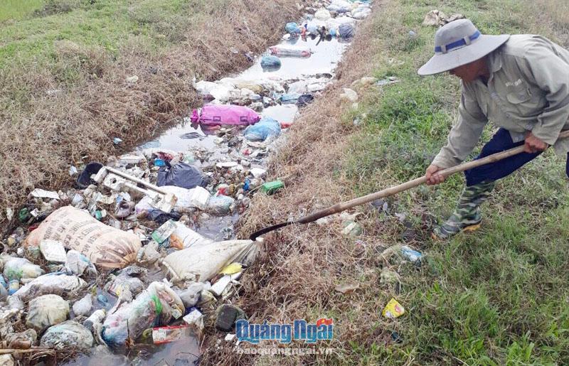 Đoạn cuối kênh N8 qua xã Nghĩa Hòa (Tư Nghĩa) ngập tràn rác thải.