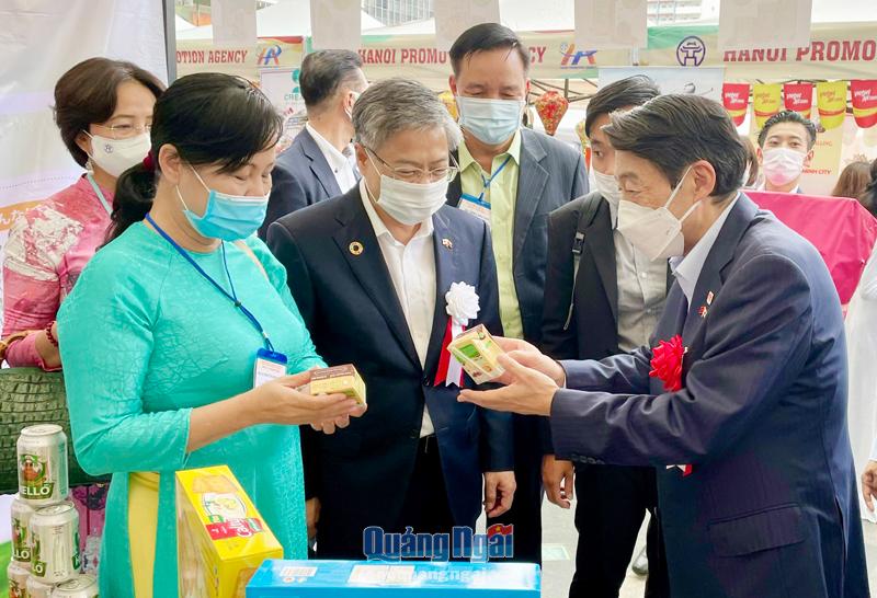 Thống đốc tỉnh Fukuoka Hatorisaytaro-Sama (bên phải) tham quan gian hàng trưng bày sản phẩm Công ty CP Đường Quảng Ngãi.  Ảnh: Đoàn công tác cung cấp