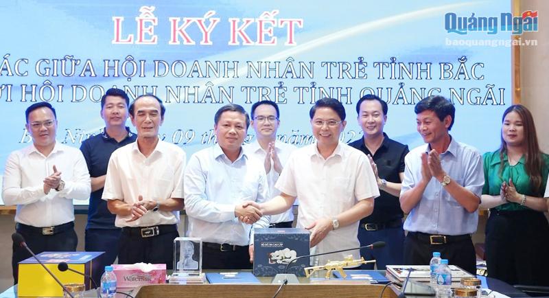Hội Doanh nhân trẻ tỉnh Quảng Ngãi ký kết hợp tác với Hội Doanh nhân trẻ tỉnh Bắc Ninh.                     Ảnh: NHÃ AN