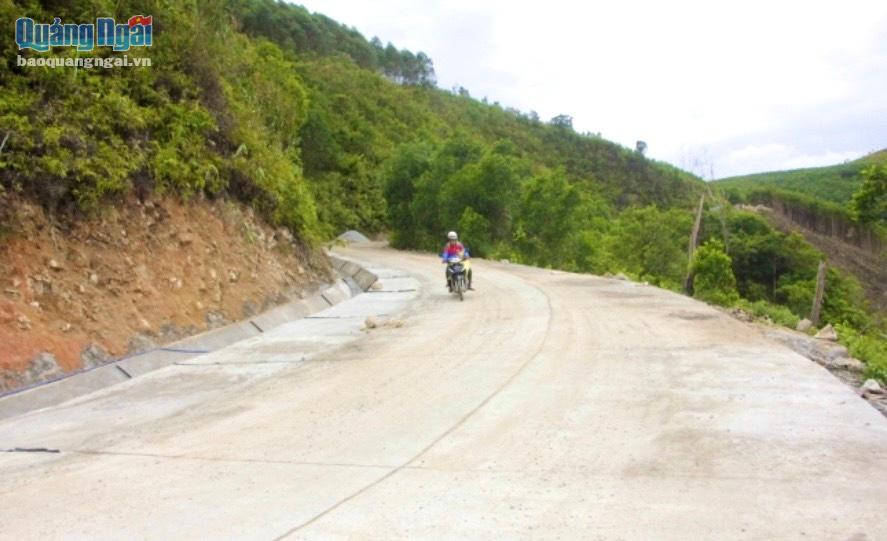 Tuyến đường từ thị trấn Ba Tơ đi xã Ba Trang, Ba Khâm được đầu tư xây dựng kiên cố, tạo thuận lợi cho người dân đi lại.