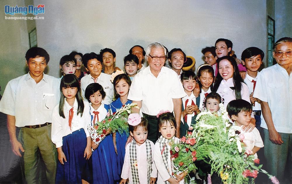 Thủ tướng Võ Văn Kiệt và các đồng chí lãnh đạo tỉnh chụp ảnh lưu niệm với thiếu nhi và diễn viên Đoàn ca múa nhạc dân tộc tỉnh, tối 29/7/1995.