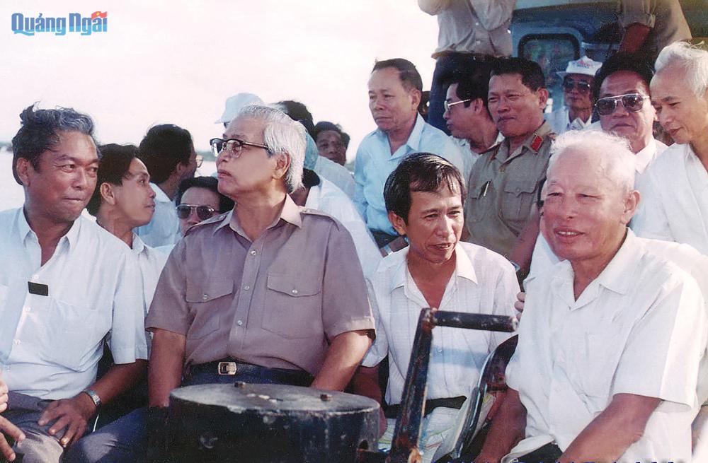 Thủ tướng Võ Văn Kiệt xem quy hoạch cảng biển nước sâu Dung Quất và KCN Dung Quất. 