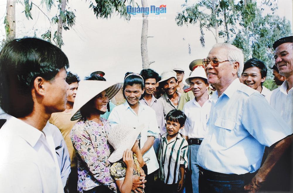 Thủ tướng Võ Văn Kiệt trò chuyện với nhân dân xã Bình Hải ( Bình Sơn), ngày 29/7/1995.                                                          Ảnh: Nguyễn Đăng Lâm