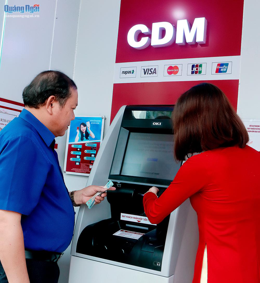 Huyện miền núi đầu tiên của tỉnh có máy gửi, rút tiền tự động CDM