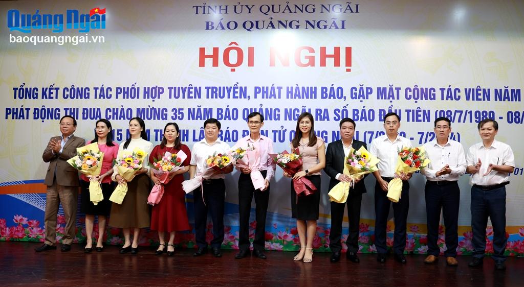 Báo Quảng Ngãi tiếp nhận kinh phí hỗ trợ xây dựng 13 nhà Đại đoàn kết