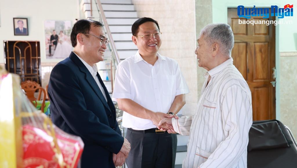 Chủ nhiệm Ủy ban Kiểm tra Tỉnh ủy Võ Văn Quỳnh thăm các đảng viên trên 70 năm tuổi Đảng