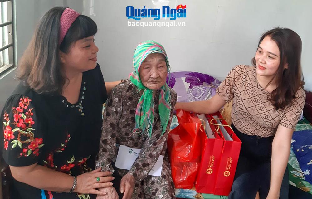 Trao gần 220 triệu đồng tiền phụng dưỡng cho các Mẹ Việt Nam Anh hùng