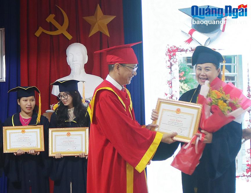 Trường Đại học Phạm Văn Đồng: Trao bằng tốt nghiệp cho 119 sinh viên