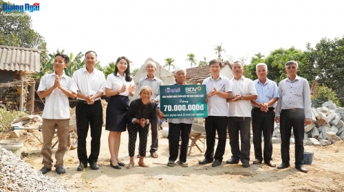 Báo Quảng Ngãi trao kinh phí hỗ trợ xây dựng nhà ở cho hộ nghèo