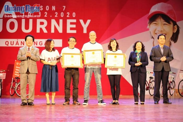 Chương trình &quot;Hành trình cuộc sống&quot; đã trao tặng 300 xe đạp cho trẻ em tỉnh Quảng Ngãi trong năm 2020