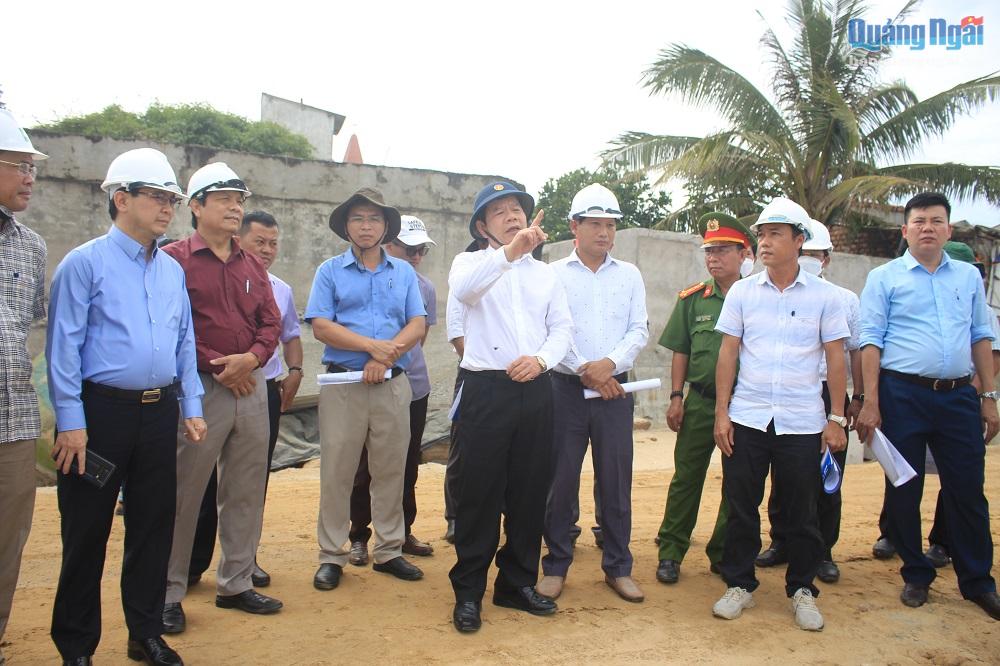 Chủ tịch UBND tỉnh Đặng Văn Minh kiểm tra dự án Kè chống sạt lở bờ biển xã Bình Hải