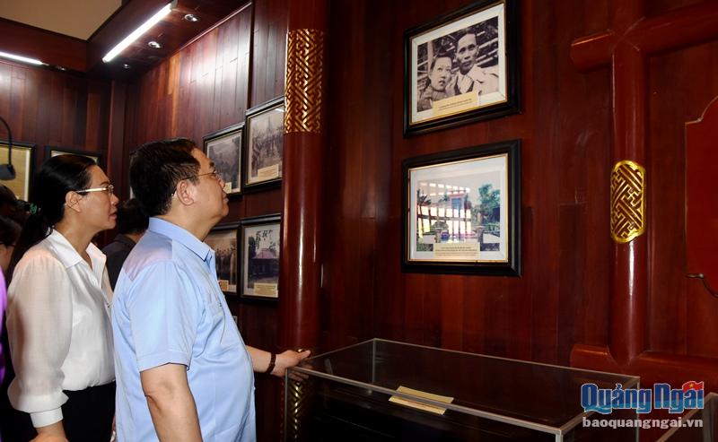 Chủ tịch Quốc hội Vương Đình Huệ dâng hương tưởng nhớ Thủ tướng Phạm Văn Đồng