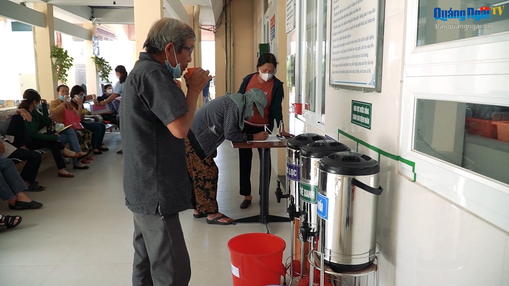 Video: Phục vụ chu đáo nước uống cho bệnh nhân