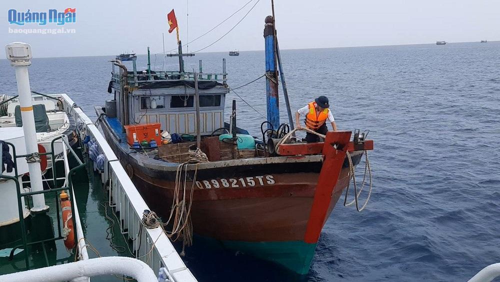 Lai dắt tàu cá và 2 ngư dân Quảng Bình bị nạn về đảo Lý Sơn an toàn