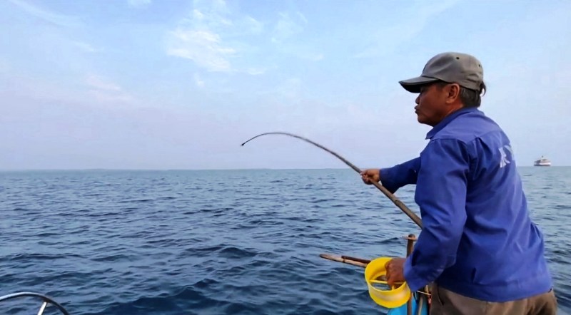 Video: Ra biển dựng 'nhà' câu cá