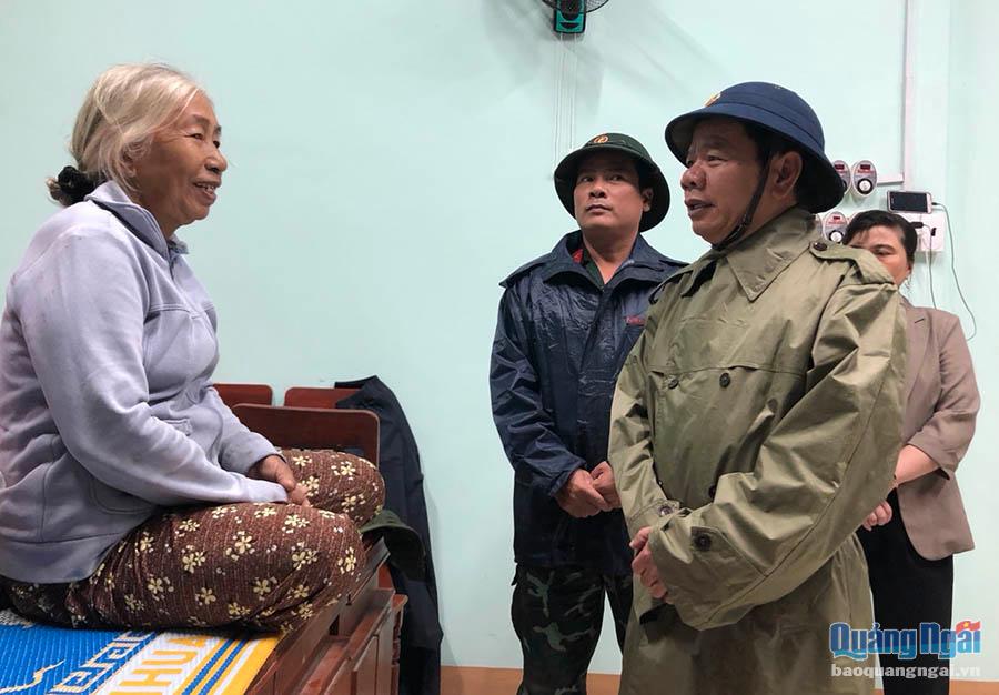 Chủ tịch UBND tỉnh Đặng Văn Minh thăm hỏi, động viên người dân di dời tránh bão