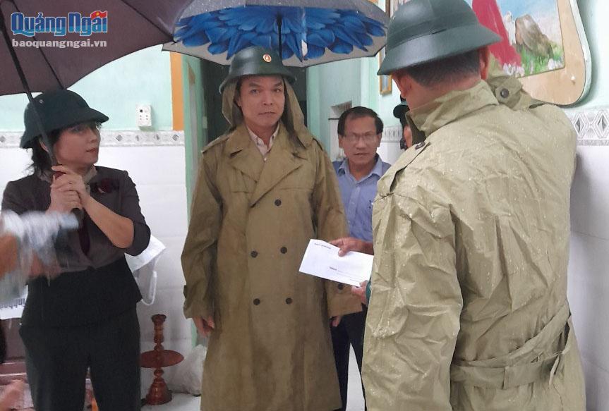 Trưởng ban Tuyên giáo Tỉnh ủy Đặng Ngọc Dũng thăm, động viên các hộ dân bị thiệt hại do lốc xoáy