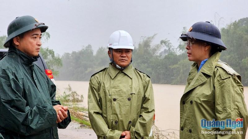 Bí thư Tỉnh ủy Bùi Thị Quỳnh Vân kiểm tra công tác ứng phó với mưa lũ tại huyện Nghĩa Hành