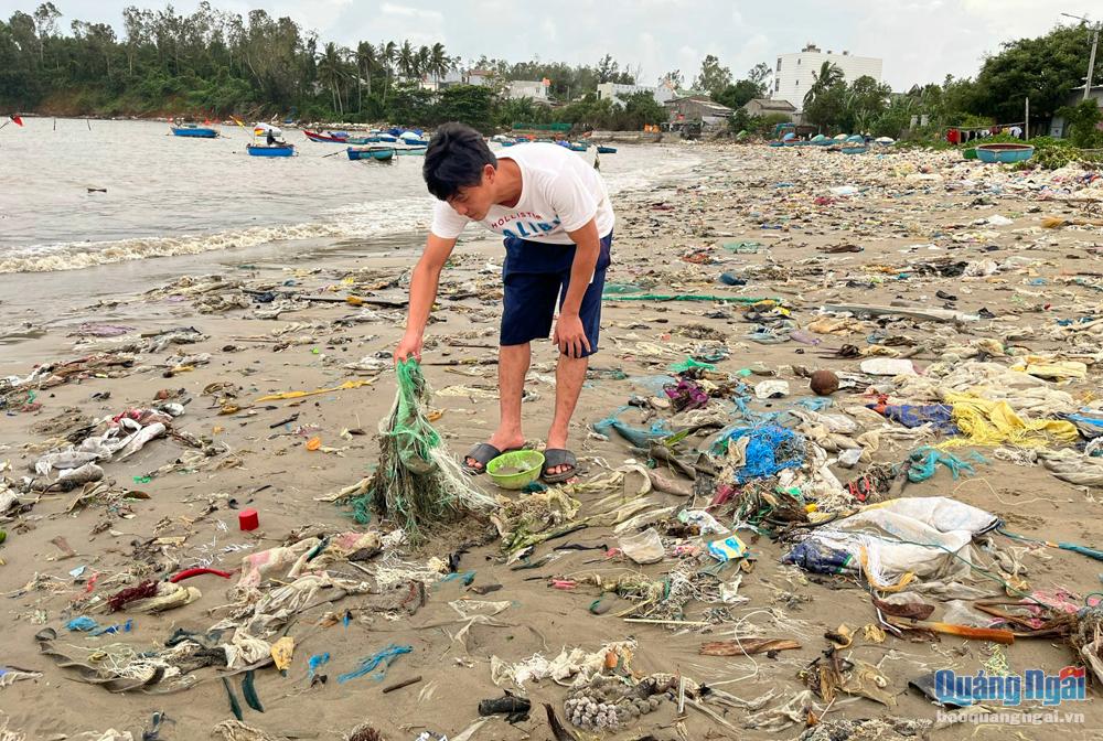 Nhiều bãi biển tràn ngập rác thải