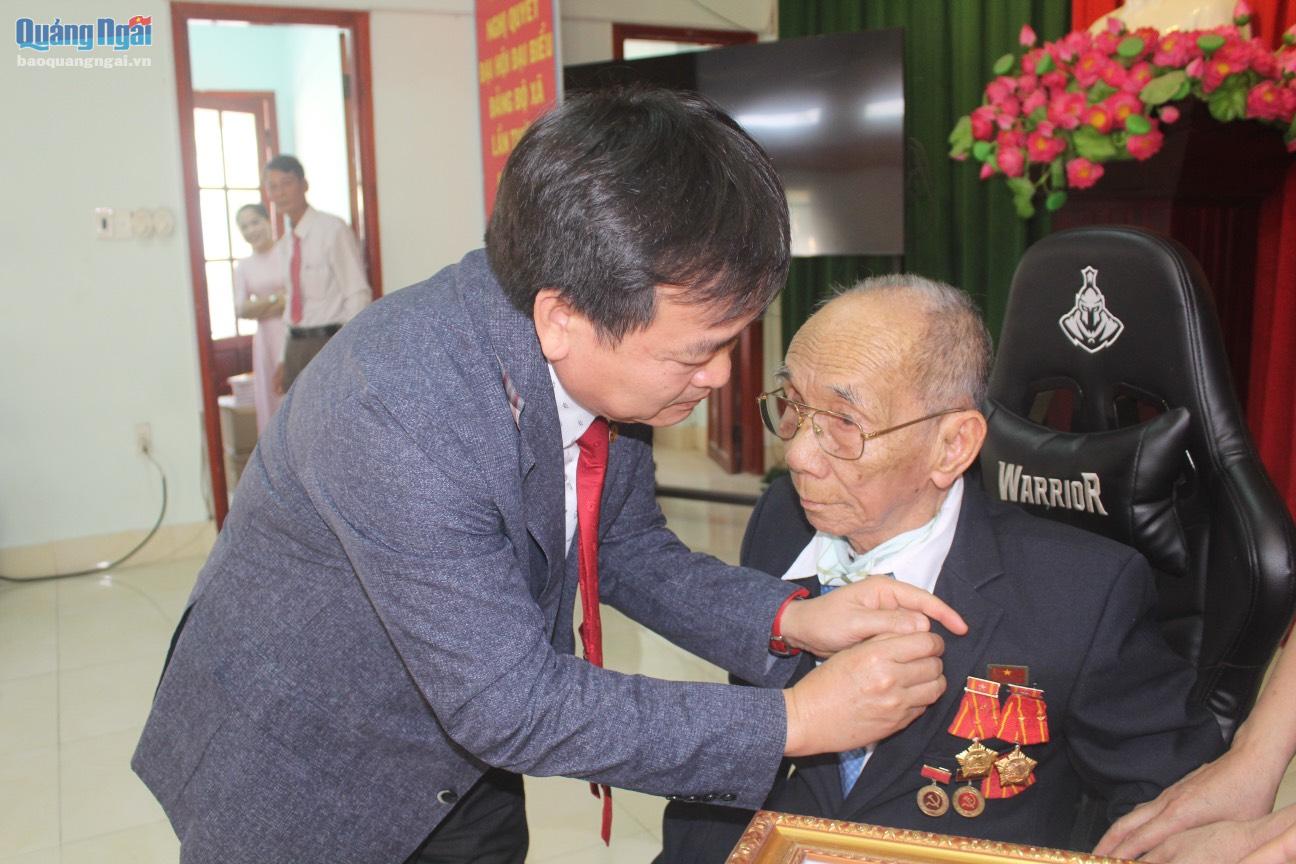 Bình Sơn trao Huy hiệu 75 năm tuổi Đảng cho đảng viên