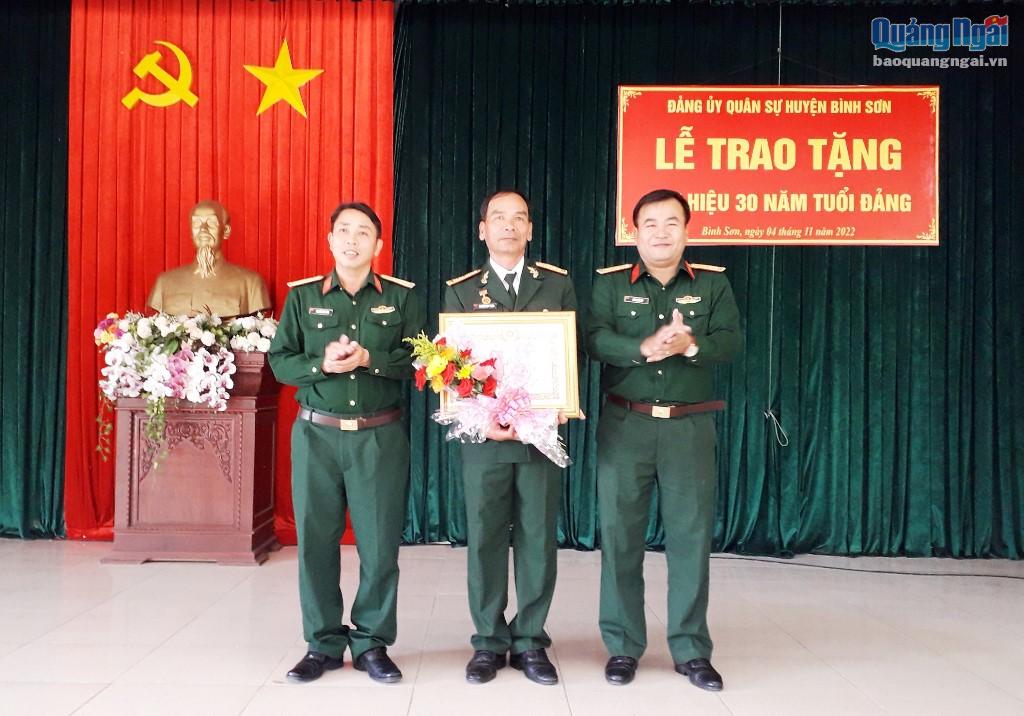 Trao Huy hiệu 30 năm tuổi Đảng cho Thượng tá Nguyễn Ngọc Trọng