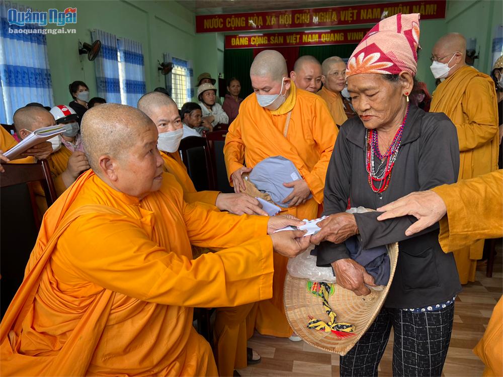 Trao 400 suất quà hỗ trợ người dân tại huyện Sơn Hà