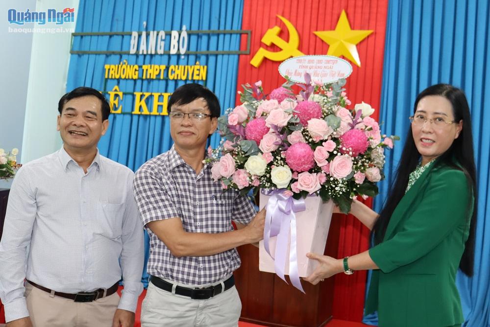 Bí thư Tỉnh ủy Bùi Thị Quỳnh Vân thăm, chúc mừng các trường nhân Ngày Nhà giáo Việt Nam