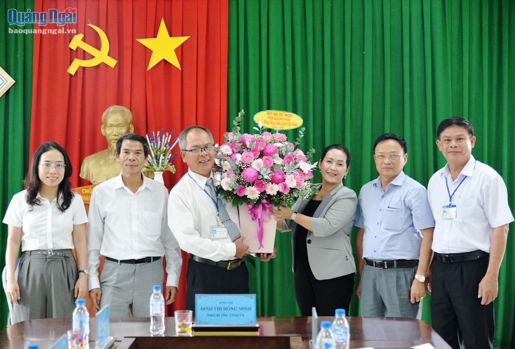 Phó Bí thư Tỉnh ủy Đinh Thị Hồng Minh thăm Trường Tiểu học và THCS Ba Điền