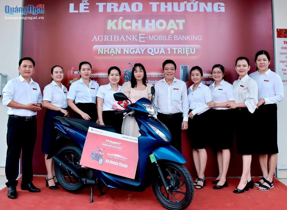 Agribank Chi nhánh huyện Sơn Hà trao thưởng xe máy cho khách hàng