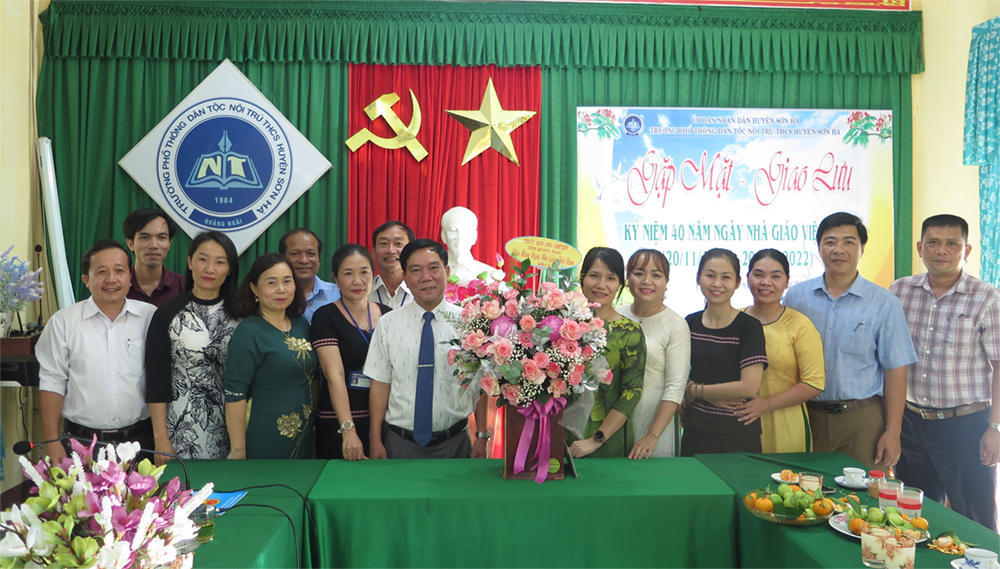 Phó Chủ tịch HĐND tỉnh Nguyễn Tấn Đức thăm, chúc mừng Trường Phổ thông Dân tộc nội trú THCS Sơn Hà
