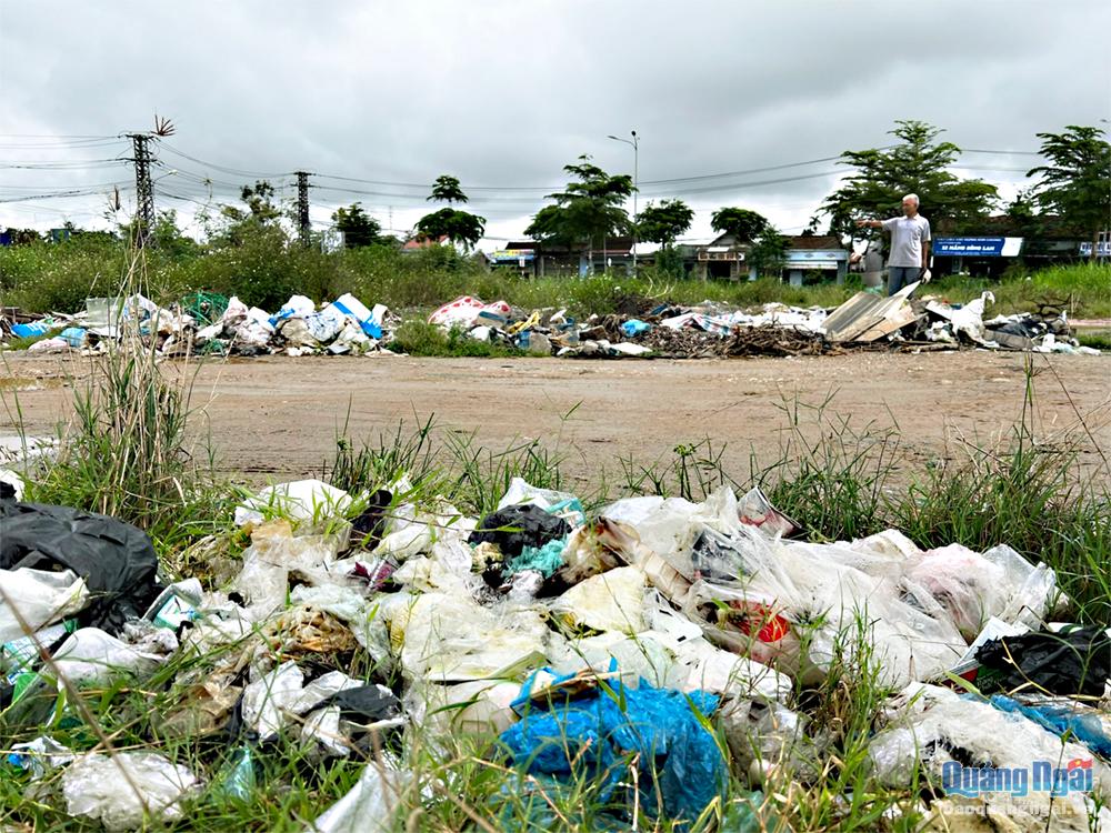 Cần xử lý nghiêm hành vi đổ rác thải ra sân bay Quảng Phú
