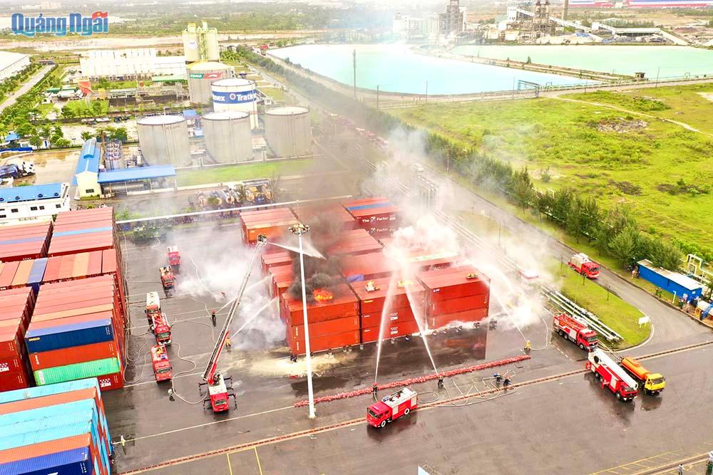 Diễn tập phương án ứng phó thảm họa cháy lớn tại Cảng biển quốc tế Chu Lai